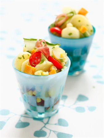 simsearch:652-05808111,k - Potato,sweet corn,mimolette,tomato and parma ham salad Foto de stock - Con derechos protegidos, Código: 825-06316681