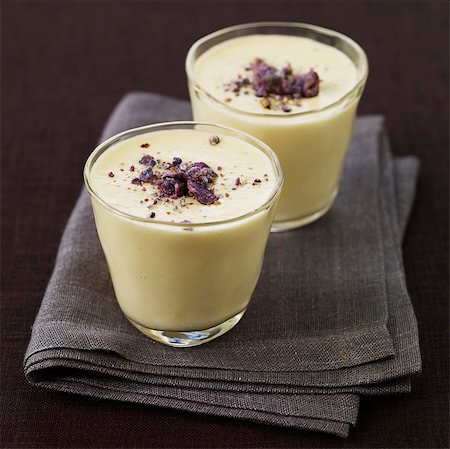 Mousse au chocolat blanc avec violettes de sucre concassé Photographie de stock - Rights-Managed, Code: 825-06316718