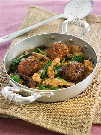 Seitan balls with spinach and mushrooms Foto de stock - Con derechos protegidos, Código: 825-06316764