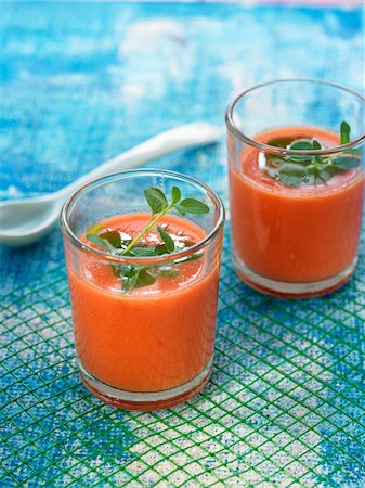 Tomaten und Wassermelonen rote Gazpacho mit Basilikum Stockbilder - Lizenzpflichtiges, Bildnummer: 825-06316766