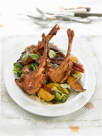 simsearch:652-03804766,k - Côtelettes d'agneau aux pommes et brocolis Photographie de stock - Rights-Managed, Code: 825-06316777