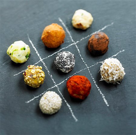 spice - Game on different flavored aperitif balls Foto de stock - Con derechos protegidos, Código: 825-06316825