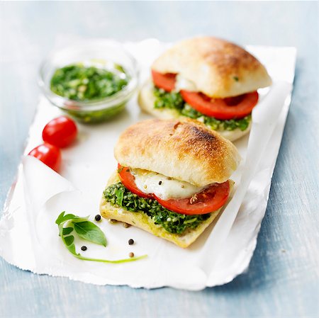 simsearch:825-06315640,k - Sandwich grillé de sauce tomate, mozzarella et vert Photographie de stock - Rights-Managed, Code: 825-06316851