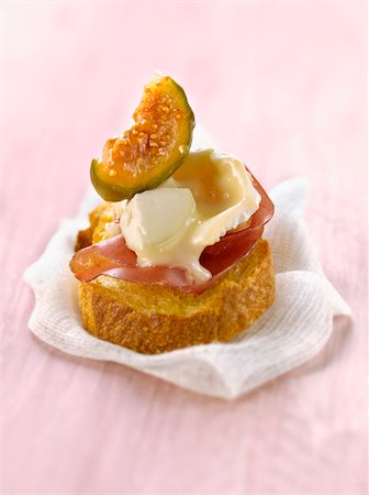 simsearch:652-05806678,k - Fromage de chèvre, jambon cru et figues Crostinis Photographie de stock - Rights-Managed, Code: 825-06316884