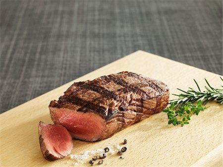 Grilled thick beef steak Foto de stock - Con derechos protegidos, Código: 825-06316942