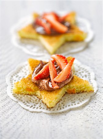 spring dish not people - Star-shaped brioche topped with chocolate and strawberries Stock Photo - Rights-Managed, Code: 825-06316957