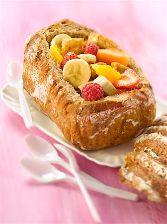 simsearch:825-07522711,k - Überraschung Brot Brot gefüllt mit frischen Früchten Stockbilder - Lizenzpflichtiges, Bildnummer: 825-06316958