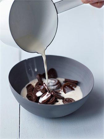 simsearch:825-07076853,k - Verser le lait dans le chocolat Photographie de stock - Rights-Managed, Code: 825-06316996