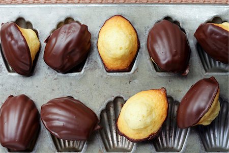 Madeleines enrobées de chocolat Photographie de stock - Rights-Managed, Code: 825-06317003