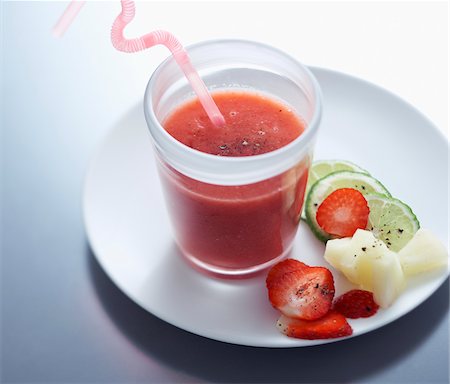 simsearch:825-03629452,k - Smoothie poivré de fraises et d'ananas Photographie de stock - Rights-Managed, Code: 825-06317027