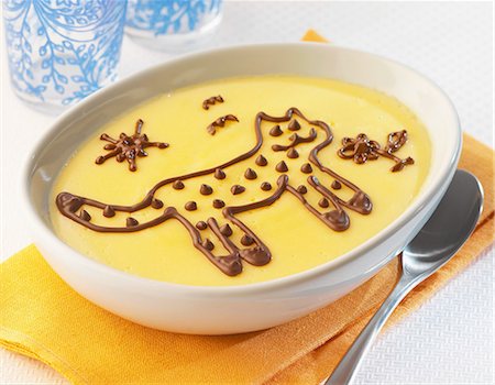 simsearch:652-05807976,k - Lemon cream dessert decorated with a chocolate cat Stockbilder - Lizenzpflichtiges, Bildnummer: 825-06815068