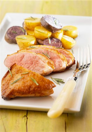 simsearch:825-06316719,k - Duck magret with sauteed potatoes Photographie de stock - Rights-Managed, Code: 825-06815079