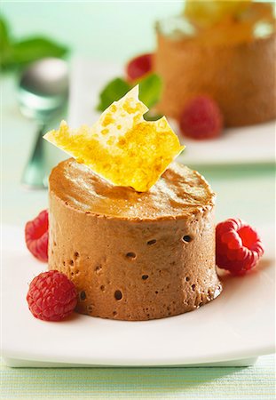 simsearch:652-05807506,k - Individual chocolate mousse Photographie de stock - Rights-Managed, Code: 825-06815083