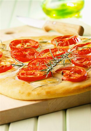 simsearch:652-07655771,k - Tomato,onion and rosemary Focaccia Foto de stock - Con derechos protegidos, Código: 825-06815094