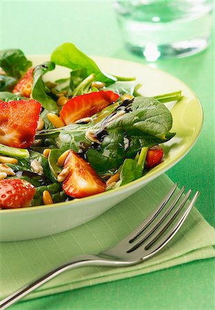 simsearch:825-07599470,k - Spinach,strawberry and pine nut salad Photographie de stock - Rights-Managed, Code: 825-06815092