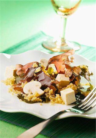 simsearch:652-07655200,k - Quinoa,tofu,seaweed and mushroom salad Foto de stock - Con derechos protegidos, Código: 825-06815093