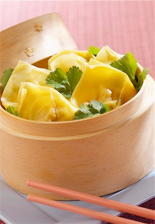simsearch:825-05985664,k - Vegetable raviolis steamed in bamboo baskets Fotografie stock - Rights-Managed, Codice: 825-06815113