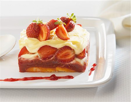 simsearch:825-06817338,k - Strawberry and cream cake Stock Photo - Rights-Managed, Code: 825-06815177