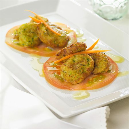 simsearch:825-07599597,k - Zucchini croquettes on thinly sliced tomatoes Foto de stock - Con derechos protegidos, Código: 825-06815214