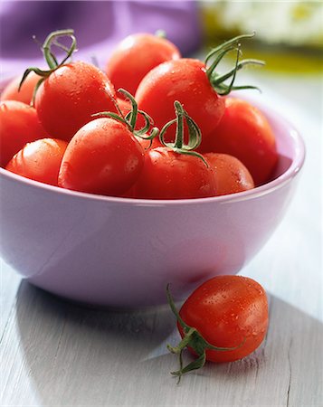 simsearch:825-06816662,k - Bowl of small tomatoes Photographie de stock - Rights-Managed, Code: 825-06815265