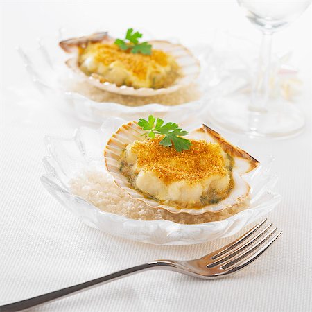 simsearch:825-05836684,k - Scallops in their shells Fotografie stock - Rights-Managed, Codice: 825-06815272