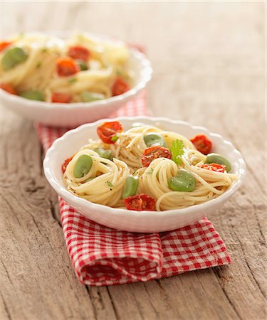 spaghetti - Spaghetti with fava beans and sun-dried cherry tomatoes Stock Photo - Rights-Managed, Code: 825-06815289