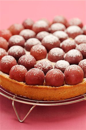 simsearch:825-07649403,k - Red grape tart Stock Photo - Rights-Managed, Code: 825-06815312