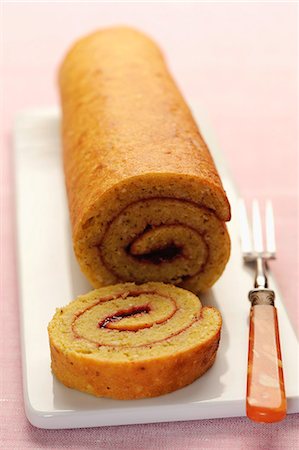 simsearch:825-07078369,k - Rolled sponge cake with raspberry filling Stockbilder - Lizenzpflichtiges, Bildnummer: 825-06815321