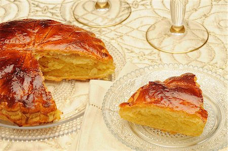 simsearch:825-07522963,k - Galette des rois Stock Photo - Rights-Managed, Code: 825-06815323