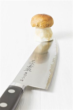 steinpilz - Cep on the end of a Japanese knife Stockbilder - Lizenzpflichtiges, Bildnummer: 825-06815334