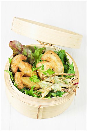 frittiert - Cep and baby leek Tempuras with lettuce in a bamboo basket Stockbilder - Lizenzpflichtiges, Bildnummer: 825-06815332
