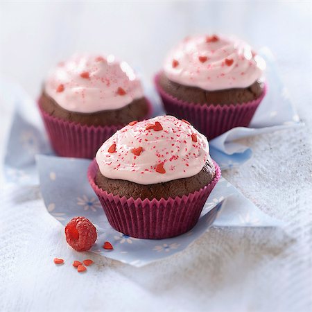 simsearch:652-07655508,k - Chocolate cupcakes topped with raspberry whipped cream Photographie de stock - Rights-Managed, Code: 825-06815346