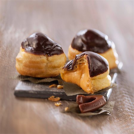 Small choux buns filled with Carambar whipped cream Foto de stock - Con derechos protegidos, Código: 825-06815350