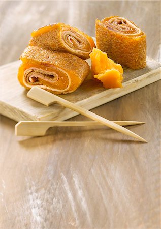 simsearch:825-06315479,k - Rolled buckwheat crepes with cheddar and smoked ham Photographie de stock - Rights-Managed, Code: 825-06815365