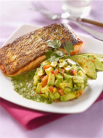 simsearch:825-03627943,k - Salmon cooked on one side,avocado salad,green herb sauce Photographie de stock - Rights-Managed, Code: 825-06815378