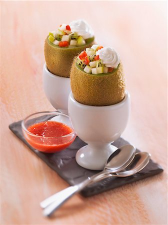 simsearch:825-07075895,k - Kiwis filled with strawberries and apple Photographie de stock - Rights-Managed, Code: 825-06815385