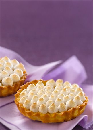 simsearch:652-05808573,k - Lemon meringue tartlets Foto de stock - Con derechos protegidos, Código: 825-06815404