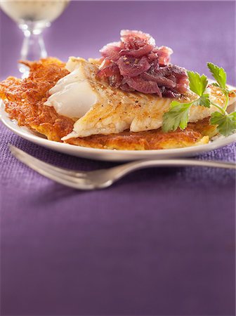 simsearch:652-03801015,k - Norwegian Skrei with stewed red onions and potato galette Photographie de stock - Rights-Managed, Code: 825-06815408