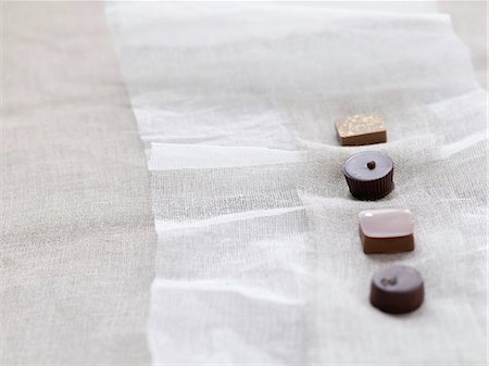 Assorted chocolates on chiffon Stockbilder - Lizenzpflichtiges, Bildnummer: 825-06815437
