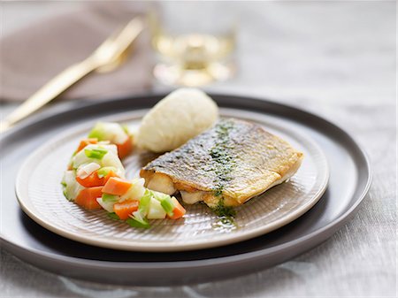 Pan-fried bass with pesto and spring vegetables Foto de stock - Con derechos protegidos, Código: 825-06815430