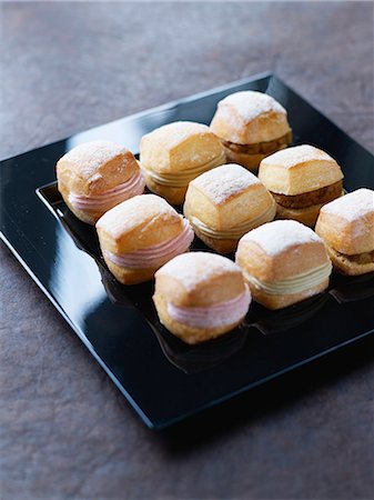 simsearch:652-07655511,k - Tray of mini bread sandwiches for a cocktail by Dalloyau Foto de stock - Con derechos protegidos, Código: 825-06815458