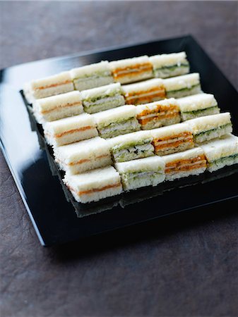 simsearch:825-06315479,k - Tray of mini  sandwiches for a cocktail by Dalloyau Photographie de stock - Rights-Managed, Code: 825-06815459