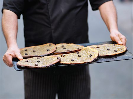 simsearch:825-06815505,k - Person carrying Pissaladières on a baking tray Stock Photo - Rights-Managed, Code: 825-06815500