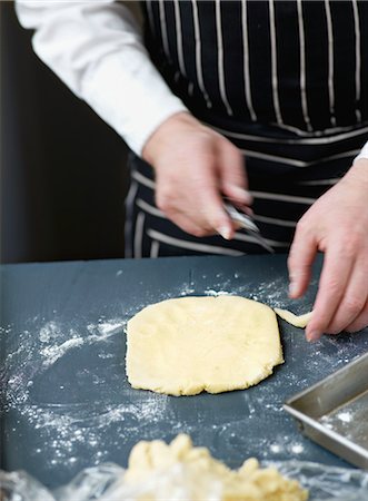 simsearch:652-05807826,k - Cutting the cake dough the size of the mould Foto de stock - Con derechos protegidos, Código: 825-06815566