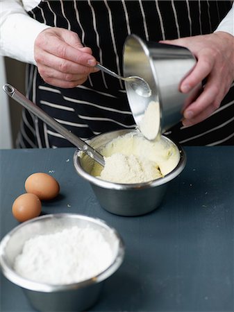 powder in hand - Adding the almond powder to the cake dough Foto de stock - Con derechos protegidos, Código: 825-06815562