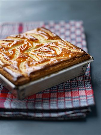 simsearch:652-05808734,k - Strawberry Basque cake Photographie de stock - Rights-Managed, Code: 825-06815574