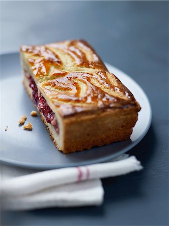 simsearch:652-05808734,k - Strawberry Basque cake Photographie de stock - Rights-Managed, Code: 825-06815575