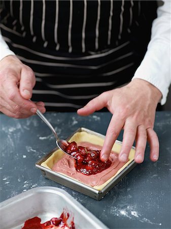 simsearch:652-03634723,k - Placing the strawberry jam in the middle of the cake on the confectioner's custard Photographie de stock - Rights-Managed, Code: 825-06815570