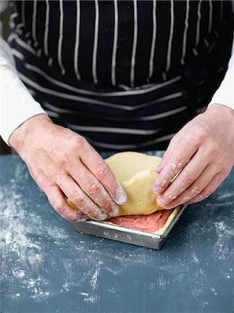 simsearch:652-05808734,k - Covering  the mould with the cake dough Photographie de stock - Rights-Managed, Code: 825-06815571