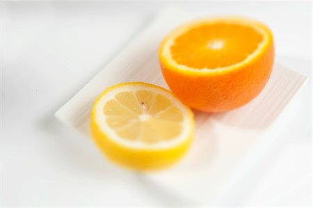 simsearch:825-07078253,k - Half an orange and a slice of lemon Foto de stock - Con derechos protegidos, Código: 825-06815618